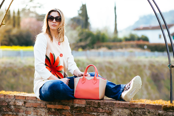Cristina Lodi, occhiali moschino, jeans levis, soprabito a fiori cristinaeffe, borsa pomikaki, sneakers rucoline